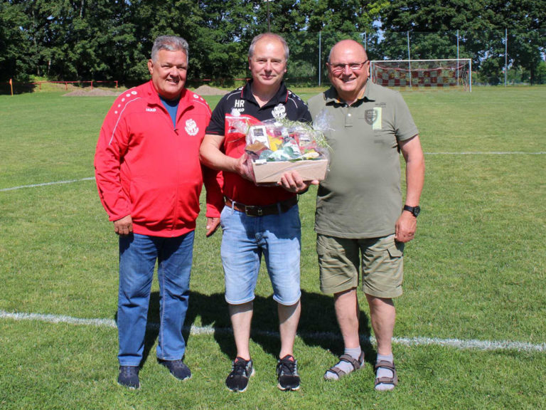 Der Vorstand verabschiedet Holger Rom auf dem Sportplatz Holweg