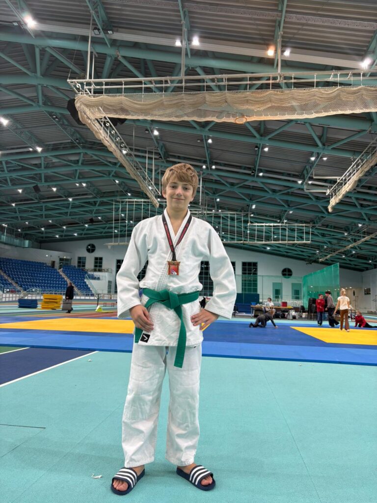 Marc mücke in der Judohalle mit Goldmedallie