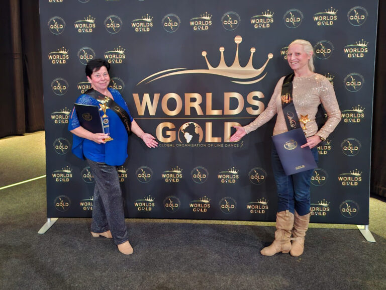 Gabi mit Ihrer Tanzpartnerin vor einer Logowand