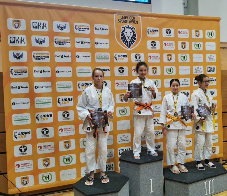 4 Personen bei der Siegerehrung. Auf Platz 2 Marie Mücke