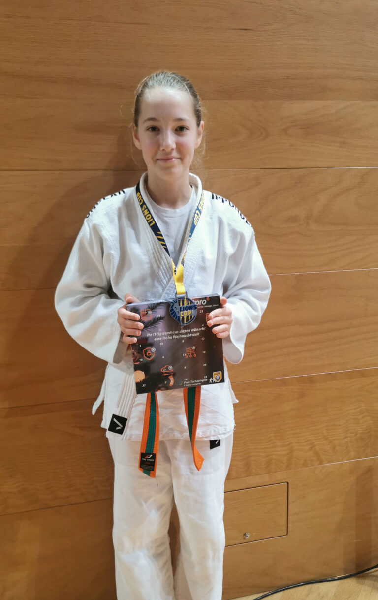 Marie Mücke mit Urkunde